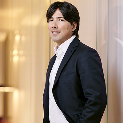 Speaker Image Description