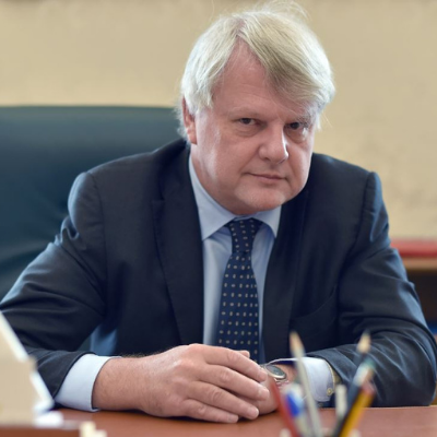 Speaker Image Description