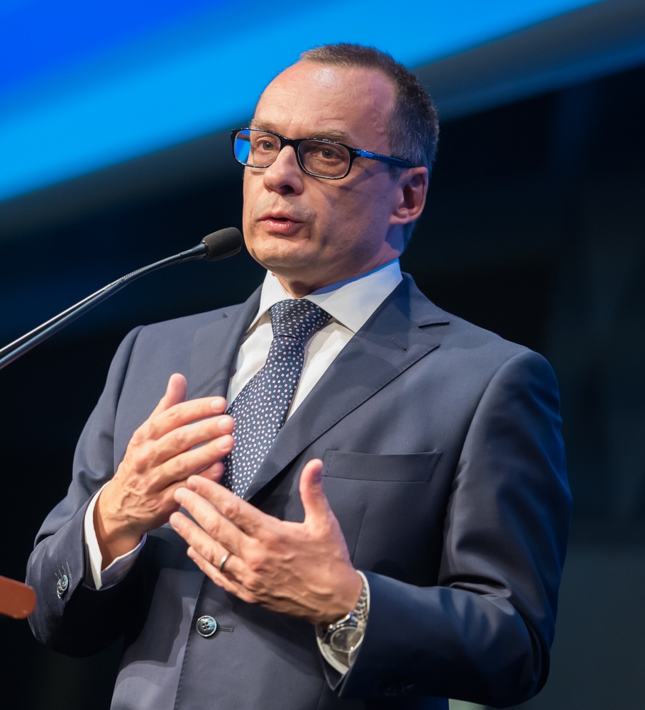 Speaker Image Description